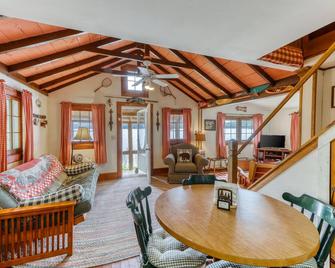 Lakefront cabin with beautiful views, lake and beach access - Chestertown - Wohnzimmer