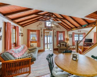 Lakefront cabin with beautiful views, lake and beach access - Chestertown - Вітальня