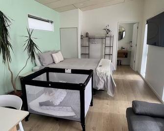 Chic & Relaxing Queenstown Stay - Lake Hayes - Bedroom