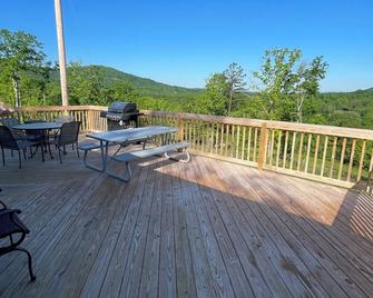 New Cabin with many amenities! Trail systems. Sleeps 8! Royal blue brimstone - Huntsville