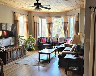 Whiteface Mountain/Wilmington New York~~Hot Tub, Gas Fireplace, Mountain Views!! - Wilmington - Вітальня