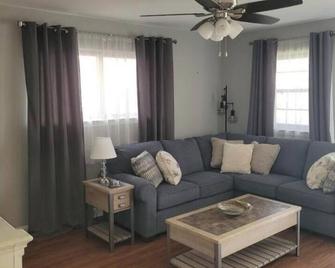 Star on N. Starrett - Metairie - Living room