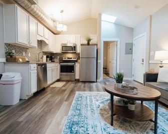 Downtown Loft Hosted by The Sanctuary Co. - Johnson City - Kitchen
