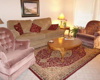 Family-Friendly Condo Near The Front Gate Of Hsv, Newly Updated - Hot Springs Village - Living room