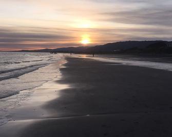 Cosy Cute Beach Cottage - 1 Minute To The Beach - Wi-Fi - Paraparaumu - Beach