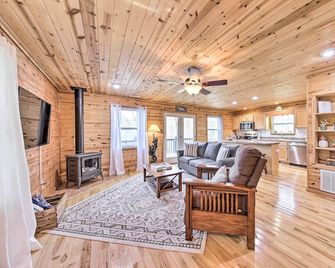 Scenic Murphy Escape With Hot Tub & Fire Pit - Murphy - Obývací pokoj