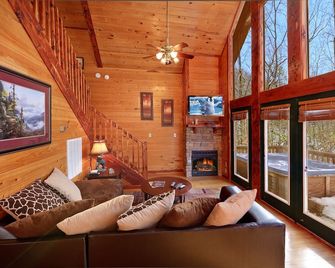 Smoky Mountain Romance - Gatlinburg - Living room