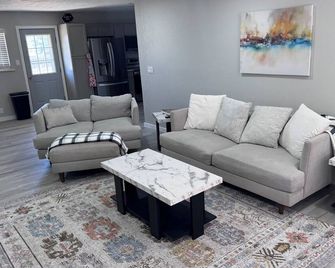 Cozy 3 Bed 1 Bath Full Home - Pampa - Living room