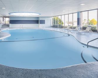 Royle Hotel Milwaukee Airport - Milwaukee - Pool