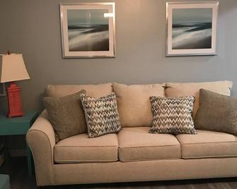 Family Owned Vacation Suite, Conveniently located across from Lake Huron Beach. - Alpena - Living room