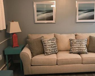 Family Owned Vacation Suite, Conveniently located across from Lake Huron Beach. - Alpena - Huiskamer