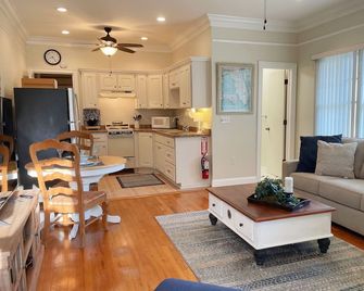 Lakefront 1-bedroom apartment at Villa Lotela in pleasant Avon Park - Apt. 2 - Avon Park - Sala de estar
