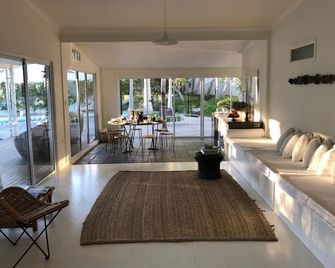 بايرون سبرينجز - بيرون باي - غرفة معيشة