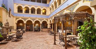 Hotel Ilunion Mérida Palace - Merida - Patio