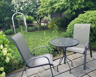 Garden Oasis Historic Area Bristol, 3 Bedroom, 4 beds on 3rd Floor Onsite Parkng - Bristol - Patio