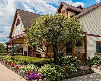 Econo Lodge & Suites - Grand Rapids - Building