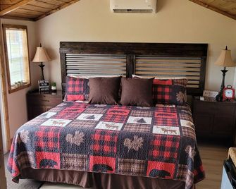 Rustic King Guesthouse with Firepit and Panoramic Mountain Views - Landrum - Bedroom