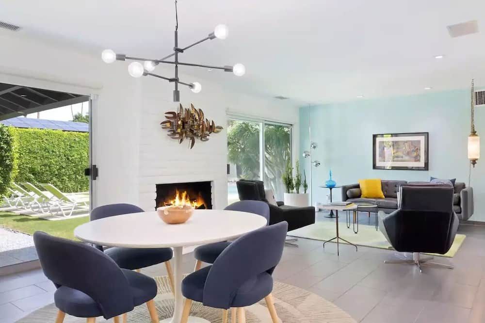 Deepwell Palm Sage Estate, 4 Bed, 2.5 Bath - פאלם ספירנגס - חדר אוכל