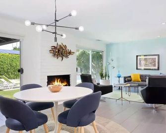 Deepwell Palm Sage Estate, 4 Bed, 2.5 Bath - פאלם ספירנגס - חדר אוכל