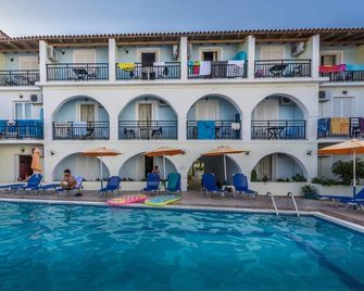 Vossos Hotel Apartments - לגנאס - בריכה