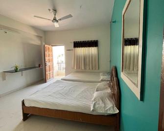 Hotel Raghunath Residency Niwas - Shirdi - Bedroom