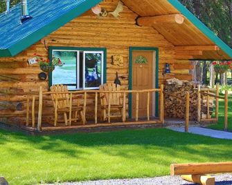 Cozy Creekside Cabin with Mountain Views & Fireplace near Log Cabin Creek, Tok Alaska - Tok - Patio