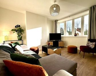 Entire House | Southampton City | Cruise Terminal - Southampton - Living room