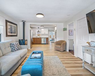 Very Short 300 meter walk to the beach - Crystal Beach - Living room