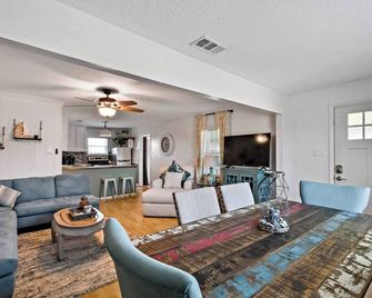 Pelican Paradise - Sparkling Private Pool - Jamaica Beach - Dining room