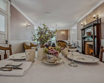 The Grand Castalian Inn Bed and Breakfast - Berkeley Springs - Dining room