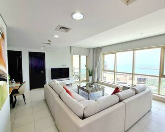 Refurbished 2bhk - Panoramic Sea & Beach View Stay-Sleeps 6 - การ์เฮาท์ - ห้องนั่งเล่น