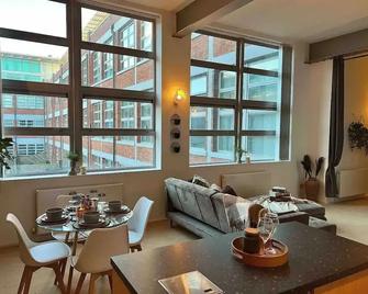Guest Homes - Great Hampton Apartment - Birmingham - Dining room