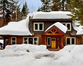 Dog-friendly lake-view home with great outdoor space & private hot tub - McCall - Building