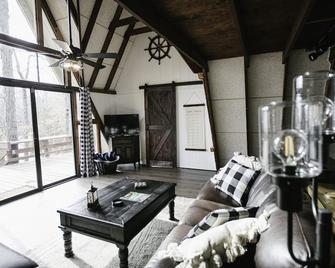 Cozy 2 bedroom waterfront chalet with private beach, hot tub at Innsbrook Resort - Wright City - Sala de estar