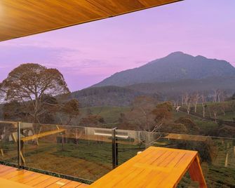 Bobocabin Sukawana, Bandung - באנדונג - מרפסת