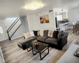 Pool Home near the strip - Las Vegas - Living room