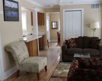 Restful Cottage For 4 On Lake George Near Traverse Cit - Traverse City - Living room