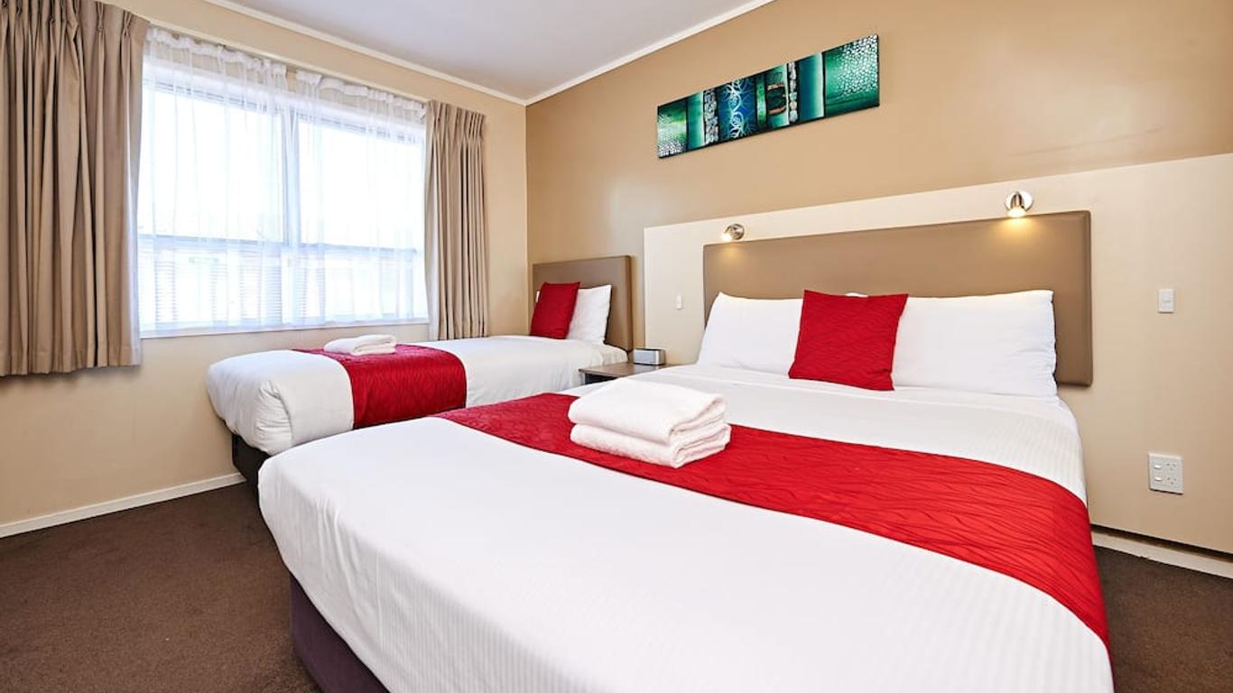 أوكلاند إيربورت لودج