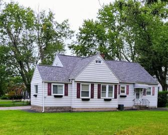Brand new house with private bath in each room - West Seneca - Building