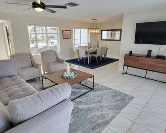 Paradise Waterfront-Jacuzzi-heated Pool-Games Family Home-5min to beach, BBQ - Fort Lauderdale - Living room