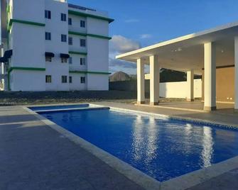 Lovely 3-bedroom vacation home with community pool - Baní - Piscina