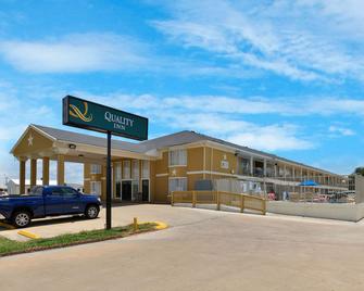 Quality Inn - Gonzales - Building