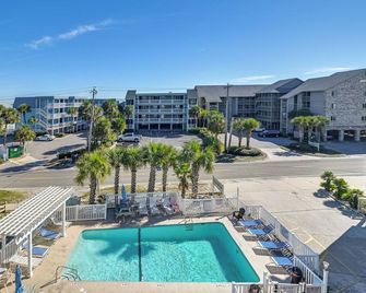Walk to Beach Top-Floor Condo in Murrells Inlet - Myrtle Beach - Piscina