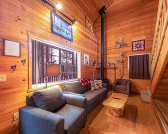 Wolves Den Cabin,WIFI, game room - Backs Tonto Forest, stocked kitchen, heat AC - Payson - Huiskamer