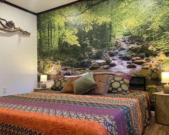 Dells Secret Cottage - Huge Private Yard, Minutes to downtown Wisconsin Dells - Wisconsin Dells - Bedroom