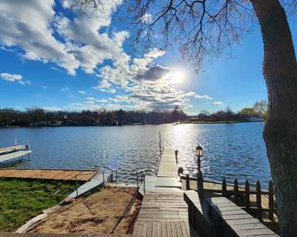 Waterfront River Getaway - McHenry