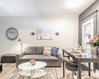 2br King Apt - Netflix Included - Hamilton - Wohnzimmer