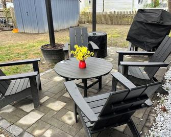 NE style Farmhouse Walkable to Town, Near Portland - Yarmouth - Patio