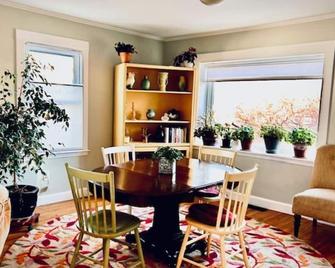 Willard Beach, Cancellation - Two Bedroom Cottage Home availabe for 2025 season - South Portland - Dining room