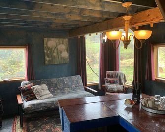 Treehouse too - Poplar Cabins - Homer - Living room